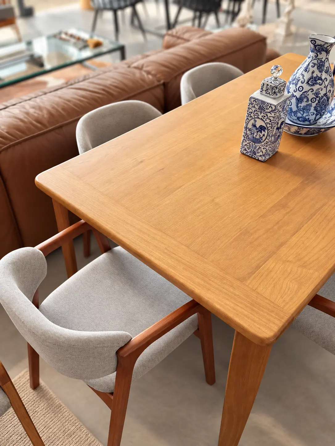 Mesa de jantar selecionada pela curadoria Kreslo